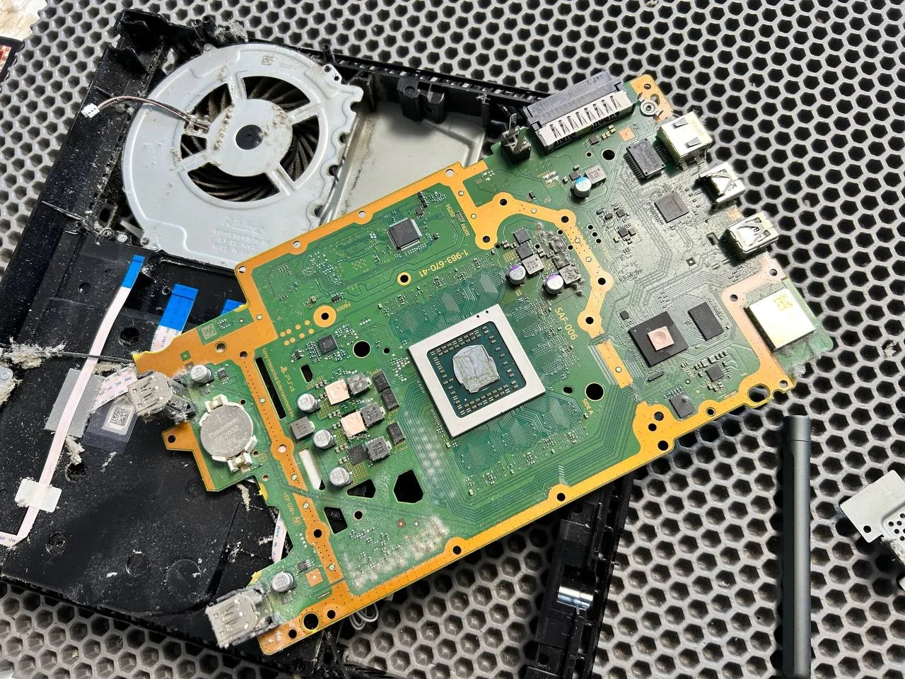 Чистка от пыли, замена термопасты PlayStation 4 в Витебске